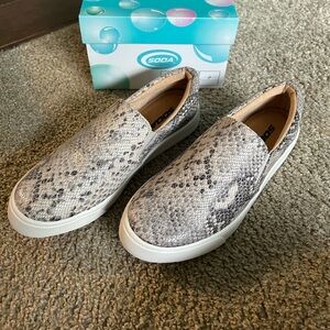 Soda Snakeskin Canvas Shoes Size 6